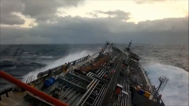 SHIP BREAKS IN HALF - TOPP 8 TERRIFYING MONSTER WAVES, Hurricanes & Thunderstorms at Sea смотреть онлайн
