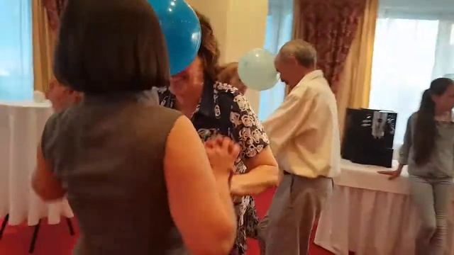 Екатеринбург. 2 июля 2017 год. Во время Форума. Танцы с шариками смотреть онлайн