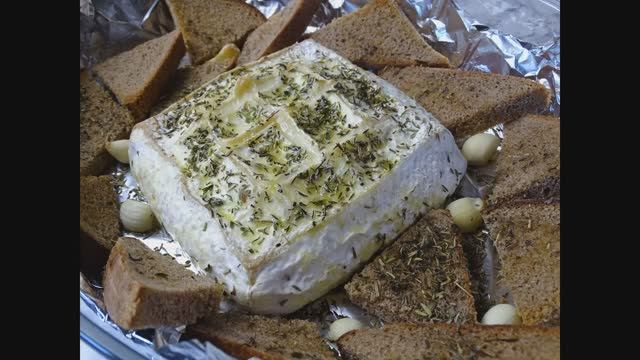 Запекаю сыр с белой плесенью. смотреть онлайн