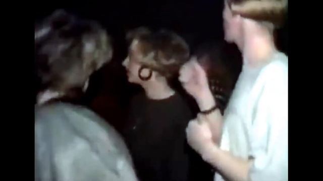 Типичная дискотека 90х. Бывали на такой? Вспомним как отрывались! смотреть онлайн