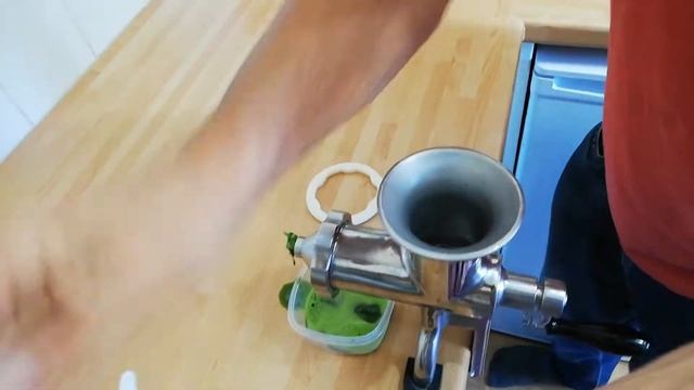 Wheatgrass | How to make Wheatgrass with a stainless steel Wheatgrass Juicer. смотреть онлайн
