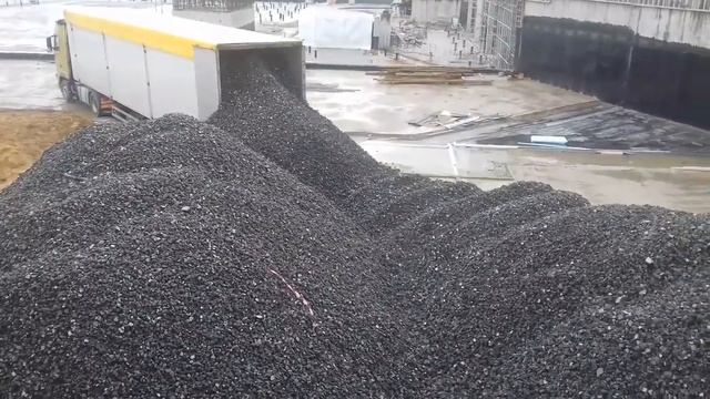 Разгрузка щебня из пеностекла - саморазгружающийся щеповоз - объем материала 92 м3 смотреть онлайн