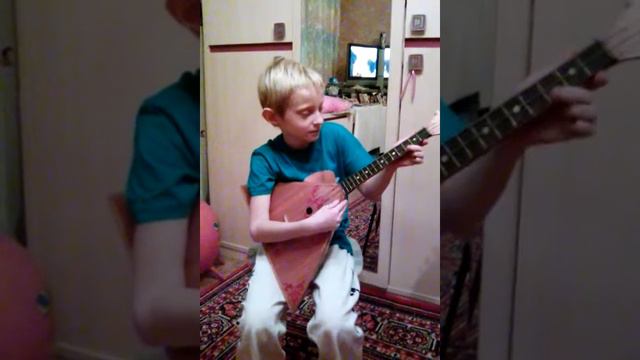 Дима Белкин играет на балалайке смотреть онлайн