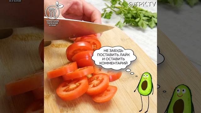 Теплый овощной салат с куриной печенью, гранатом и маринованным луком смотреть онлайн