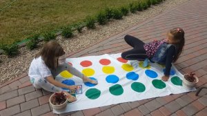 TWISTER ЧЕЛЛЕНДЖ! Играем в игру ТВИСТЕР!