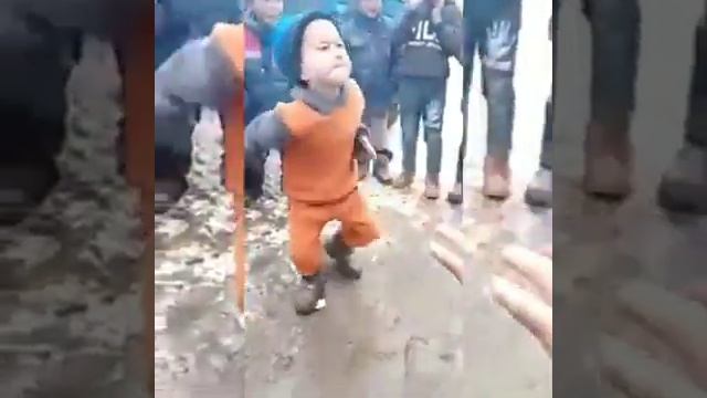 Мальчик прикольно танцует. Грязные танцы смотреть онлайн