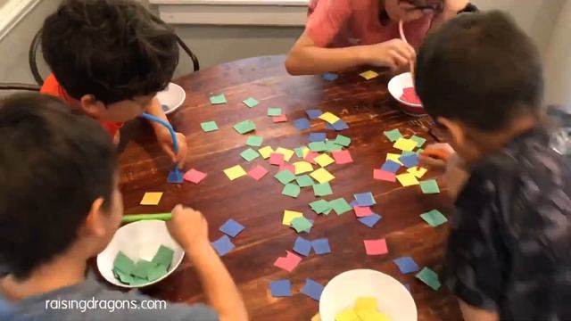 Straw Pick Up Game | Super Fun Stuck at Home Activity for Kids | DIY Games Easy With Paper смотреть онлайн