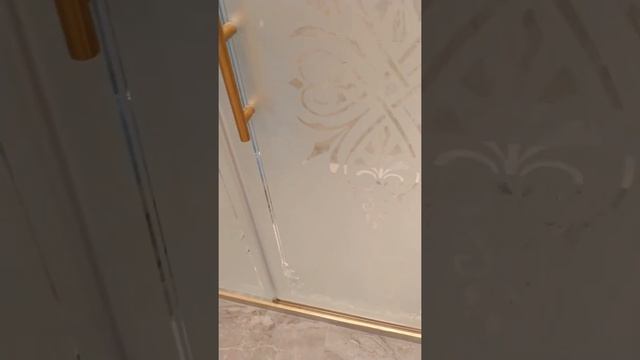 ДВЕРЬ В ДУШЕВУЮ НИШУ ТРЕХСЕГМЕНТНАЯ LUX DOOR GK-103, ПРОФИЛЬ ЗОЛОТО МЕТАЛЛИК, СТЕКЛО С РИСУНКОМ смотреть онлайн