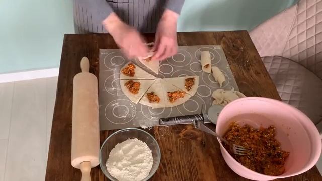 Рецепт конвертиков из слоеного теста, домашний ДЕСЕРТ к чаю, слоеные конвертики с начинкой рецепт смотреть онлайн