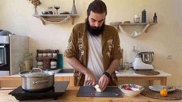 Хумус. Рецепт с которым вы сможете менять вкус хумуса каждый день. + рецепт кунжутной пасты Тахини смотреть онлайн