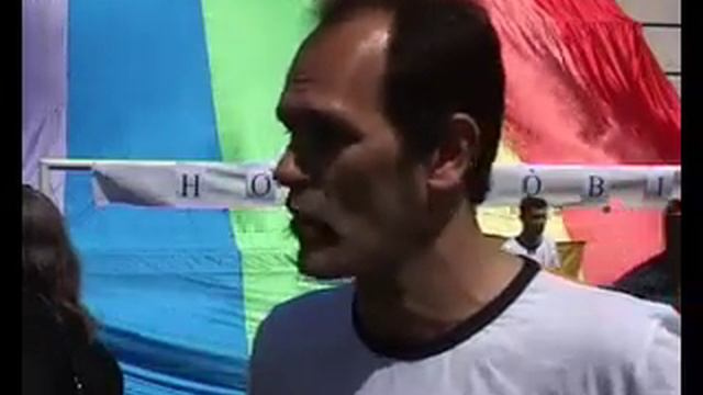 Romeva "marca un gol" a l'homofòbia смотреть онлайн