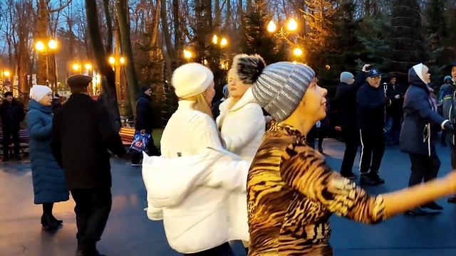 МОЯ, ТЫ ТОЛЬКО МОЯ!???/ТАНЦЫ В ПАРКЕ ГОРЬКОГО ХАРЬКОВ НОЯБРЬ 2021 смотреть онлайн