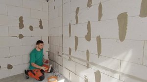 ШТУКАТУРКА газобетона БЕЗ МАЯКОВ очень дёшево. Штукатурка стен с сеткой