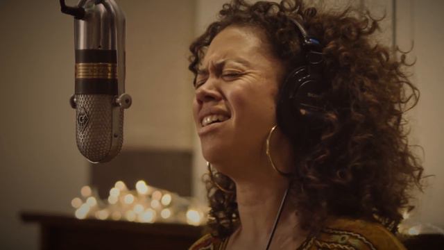 Jade MacRae - Weather The Storm - live with strings at Golden Retriever Studios смотреть онлайн