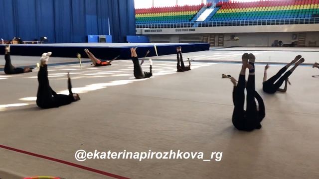 Разминка с булавами от Екатерины Пирожковой. Сборная команда Узбекистана. Художественная гимнастика смотреть онлайн
