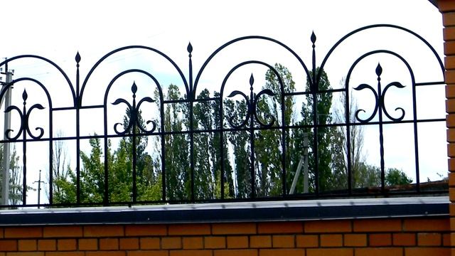 Красивый простой рисунок решетки на верху забора с арками и коваными элементами смотреть онлайн