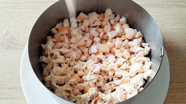 Вкусный и Быстрый Слоёный Салат с Курицей смотреть онлайн