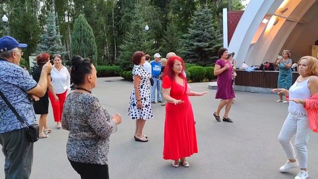 Какими раньше были мы такими и остались Танцы в парке Горького Харьков Август 2021 смотреть онлайн