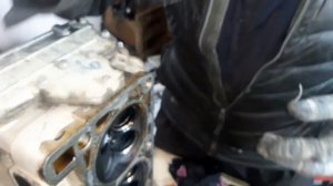УАЗ Патриот 2017 г. Снимаем головку блока, вынимаем клапана.