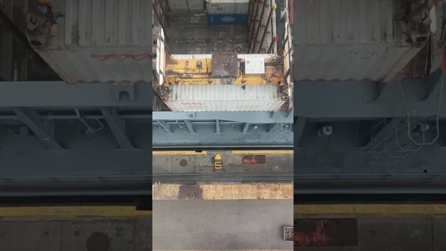 Погрузка трюма на судне контейнера 20 футов смотреть онлайн