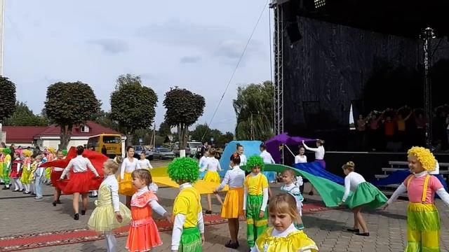 Хореографическая зарисовка с тканями в праздник города смотреть онлайн