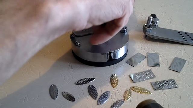 Набивание чешуи на самодельном приспособлении