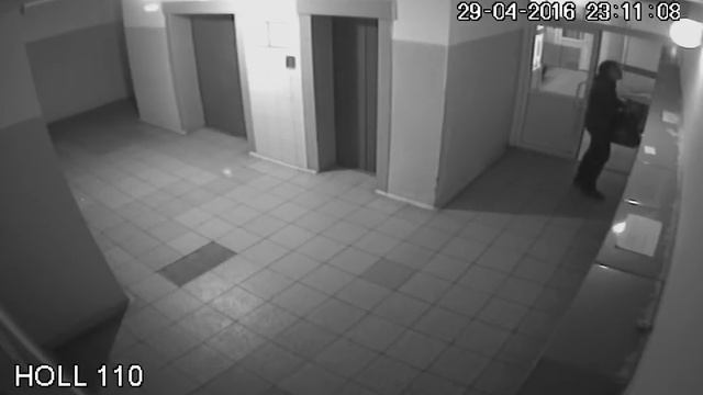 Украинская роется в ящиках 110 дома