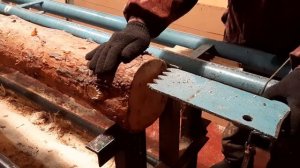Крепление бревна на самодельной шинной пилораме.