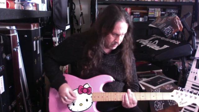 Squier Hello Kitty with Seymour Duncan JB-4 смотреть онлайн