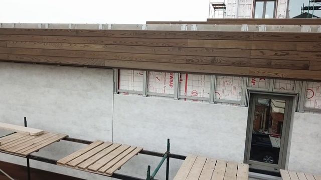 Процесс монтажа натурального и искусственного материалов на фасад дома смотреть онлайн