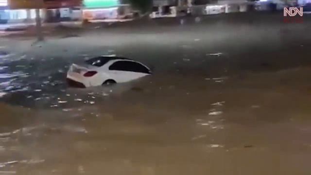 People and Cars are Carried away by Flood Waters. Floods in Muscat, Oman due to heavy rains. смотреть онлайн