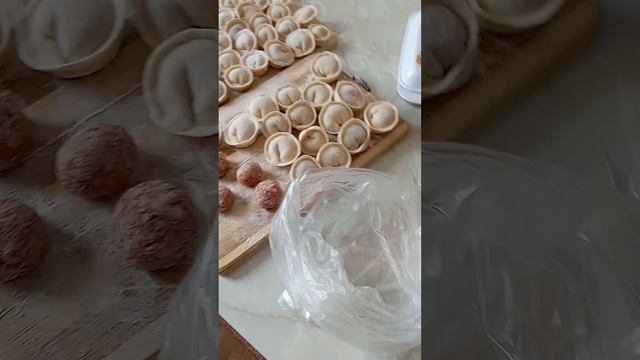 Только о девочках своих и думаешь! Ешь сама свой замороженный пельмень! 😺 смотреть онлайн