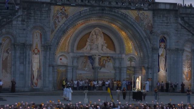 Procession Mariale aux flambeaux at the Sanctuaire de Lourdes | 22 June 2023 смотреть онлайн