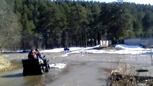 Суровые уральские мужики штурмуют реку Юрюзань на квадроциклах смотреть онлайн