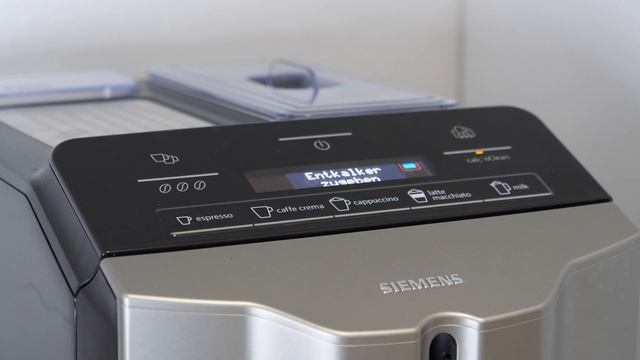 Siemens EQ.3 Kaffeevollautomat: Reinigen und Entkalken mit Calc'n'Clean смотреть онлайн