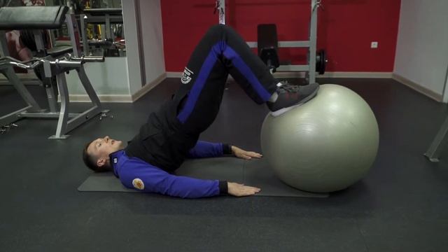 Сгибания ног на фитболе смотреть онлайн