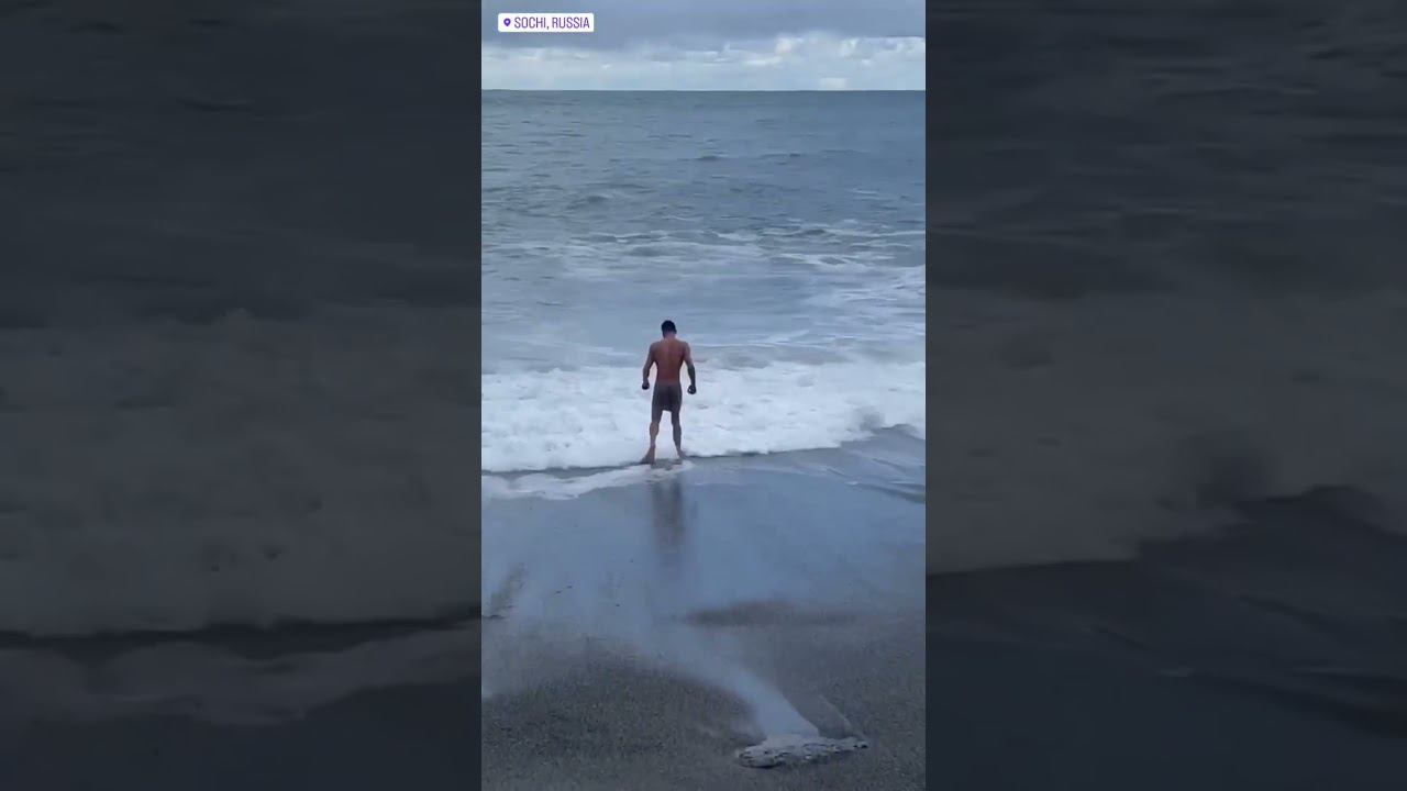 16.02.23 г. Погода Сочи. Здесь купаются и во время снега. Местный или турист?#погодасочи #межсезонье смотреть онлайн