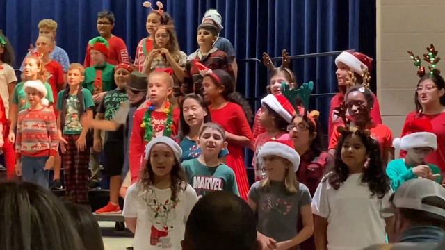 Munchkin’s Christmas concert! Jingle Bell Jukebox | Vlogmas 2022 Day 9 смотреть онлайн