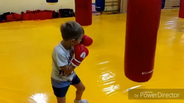 Занятие боксом для детей. Первые тренировки.