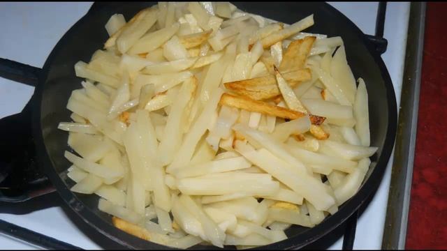 Жареная картошка. Простой рецепт жареной картошки с чесноком. смотреть онлайн