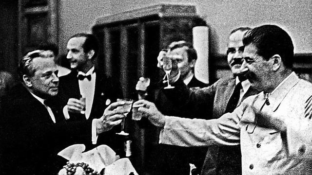 Хрущев о том как познакомился со Сталиным и жалуется на Берию, что спаивал руководство СССР