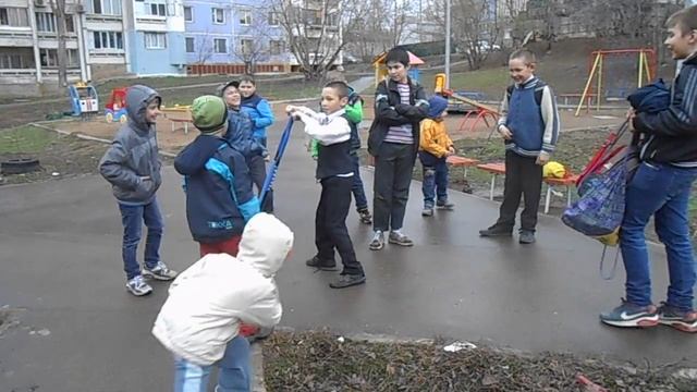 Прыгающий механический кузнечик во дворе смотреть онлайн