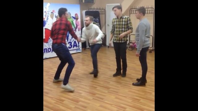 У каждого есть друзья, которые так здороваются смотреть онлайн