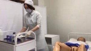 Катетеризация мочевого пузыря женщины катетером Нелатона