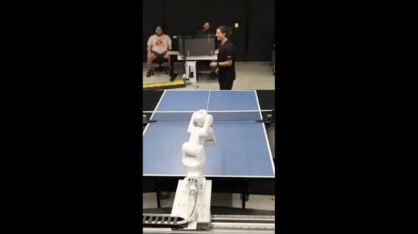 Робот под управлением нейросети DeepMind играет в теннис