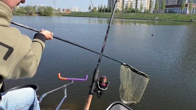 Рыбалка на пикер (фидер) в слом погоды / Ловля карася, но плотва перебивает. смотреть онлайн