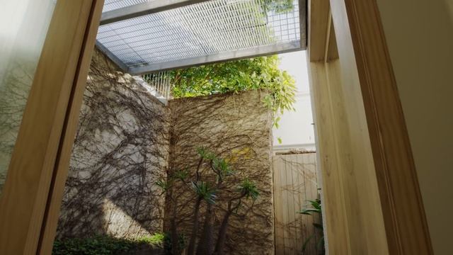 An Architect’s Own Home Designed as an Experiential Tree House by the Ocean (House Tour) смотреть онлайн