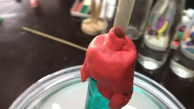 СОЗДАЕМ ВОДНЫЙ ТЕРМОМЕТР - Веселые эксперименты дома с Андреем Бортовым #22 смотреть онлайн