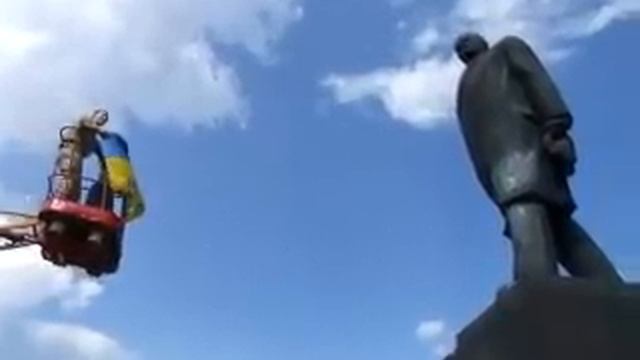 Ленин и украинский флаг смотреть онлайн