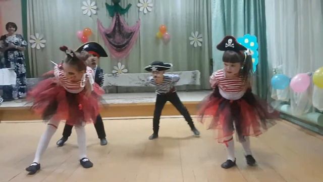 Танцы пиратов детский садик "Солнышко"с Коноваловка смотреть онлайн